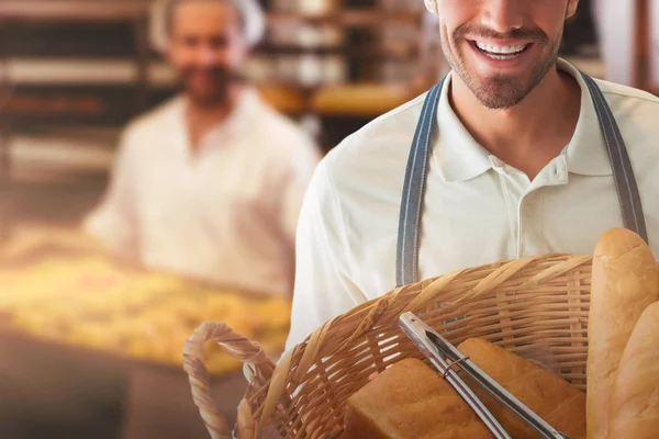 Bäcker halten Brot in Schnurrkörben — Stockfoto