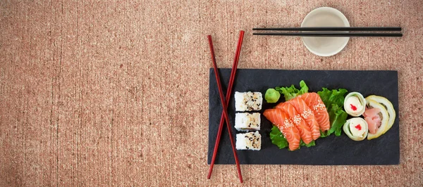 Japanisches Essen mit Essstäbchen — Stockfoto
