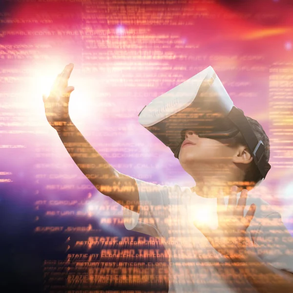 Garçon utilisant des lunettes de réalité virtuelle — Photo