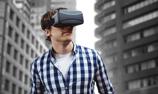 Mann mit Virtual-Reality-Brille — Stockfoto