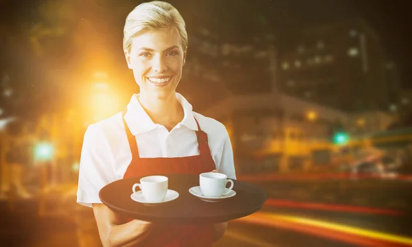 Vassoio donna con tazze di caffè — Foto Stock