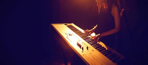 Kvinnliga musiker spelar piano — Stockfoto