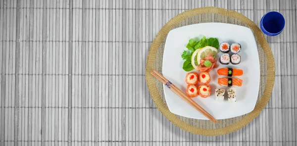 Comida japonesa en alfombra de sushi —  Fotos de Stock
