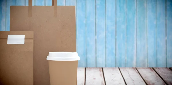 Tek kullanımlık kahve Kupası ve parsel çanta — Stok fotoğraf