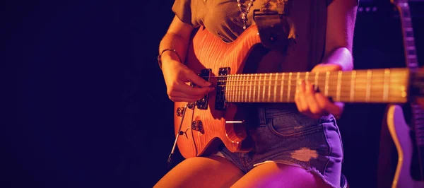 Mitten delen av kvinna spelar gitarr — Stockfoto