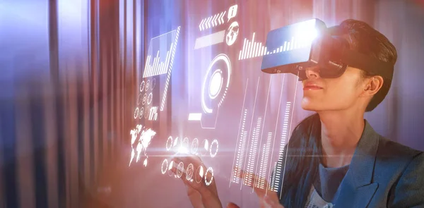 Woman using virtual reality glasses — Stock Photo, Image