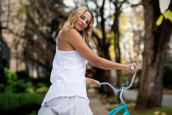 sarışın bisiklet üzerinde gidiş