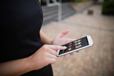 Cep telefonu kullanan iş kadını