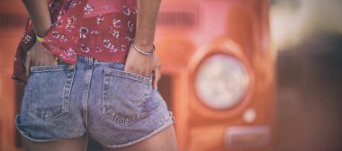 Elleri ceplerinde kadınla