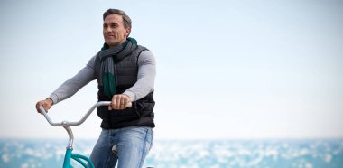 yakışıklı adam Bisiklete binmek