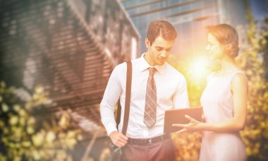 Tablet ekran dokunaklı işadamı