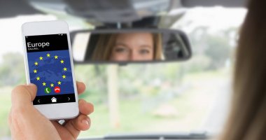 akıllı telefon sürücüleri koltuk üzerinde tutan kadın 