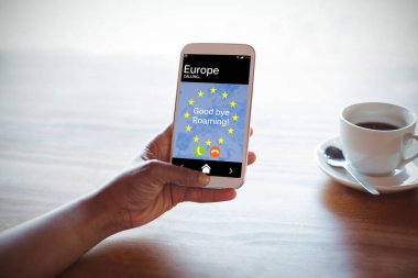 Telefonunuzun ve masada kadının el