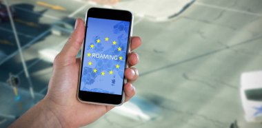 El ele tutuşan akıllı telefon