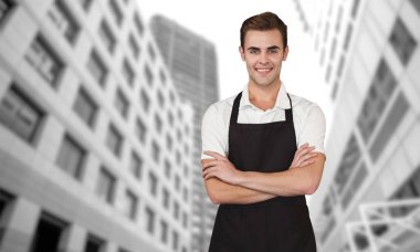 Genç adam kollarını kavuşturdu.