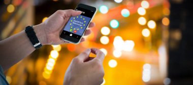 Cep telefonu tutan adam.