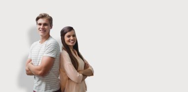 gülümseyen insanlar ile çapraz kolları poz 