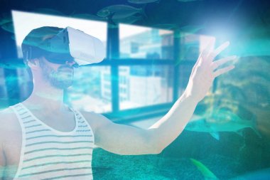 Sanal gerçeklik gözlük kullanan adam
