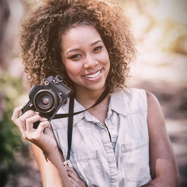 Digital fotoğraf makinesi ile duran kadın