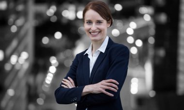 kollarını çapraz duran iş kadını