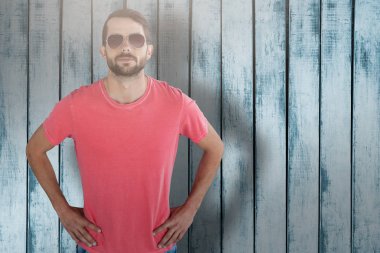 erkek modeli Güneş gözlüğü takıyor