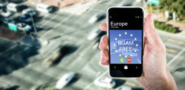 El ele tutuşan telefon