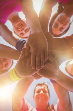 el yığın oluşturan kadınlar