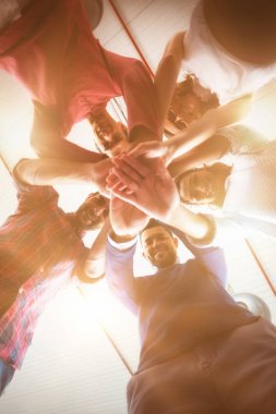 Takımı oluşturan el yığını