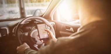 telefonda GPS vasıl görünen adam