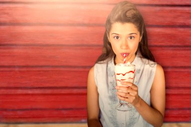 genç kız içme milkshake