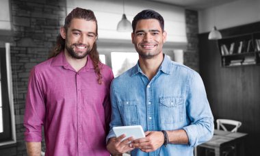 Erkekler bir dijital tablet ile poz 