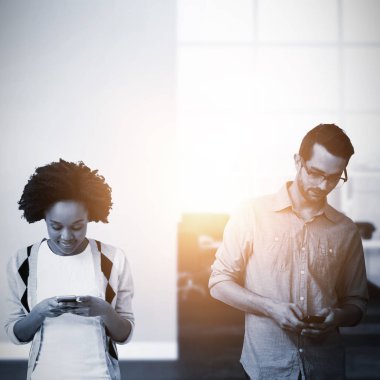 iki kişi onların akıllı telefonlar işgal