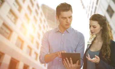 Dijital tablet kullanarak iş adamları 