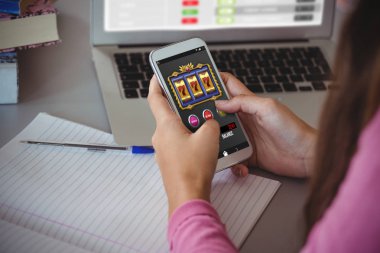 cep telefonu kullanarak kız öğrenci karşı Mobil ekran 
