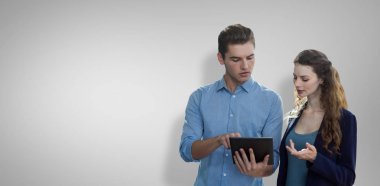 Dijital tablet kullanarak iş adamları 