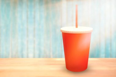 Kırmızı fincan ahşap plakalar üzerinde karşı