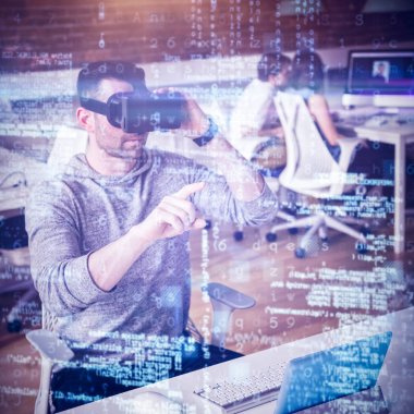 Sanal gerçeklik kulaklık kullanarak adam 