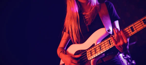 Guitarrista femenina actuando en discoteca —  Fotos de Stock