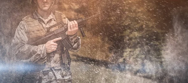 Soldado militar carregando rifle — Fotografia de Stock