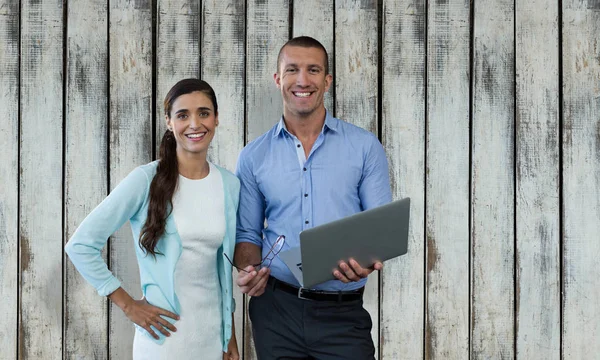 Uśmiechający się ludzie biznesu za pomocą laptopa — Zdjęcie stockowe
