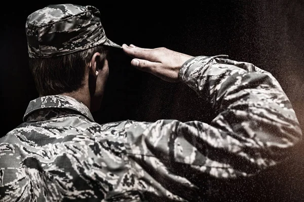 Militär soldat salutera — Stockfoto