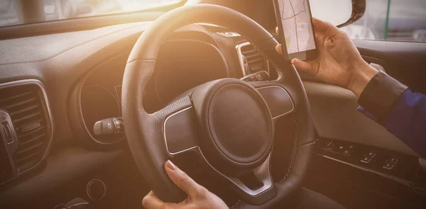 Hombre sosteniendo teléfono inteligente en el coche — Foto de Stock