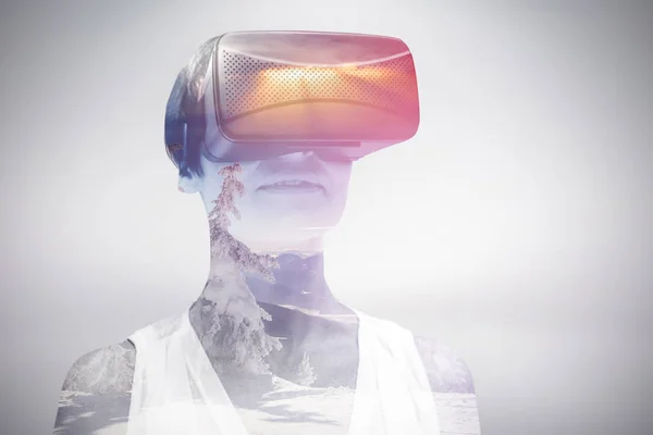 Nő visel virtuális valóság szemüveg — Stock Fotó