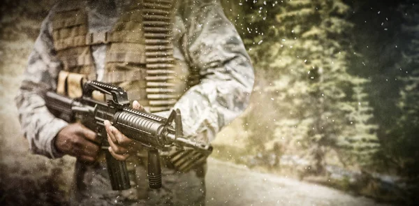 Camino a través del bosque y soldado militar — Foto de Stock