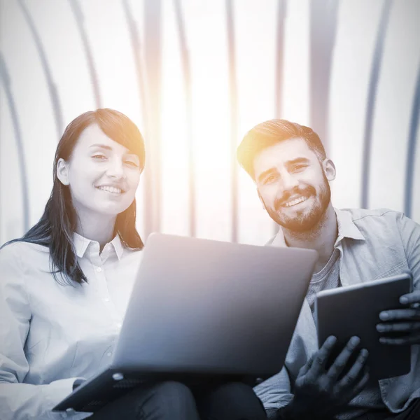 Geschäftsleute Sitzen Mit Laptop Und Tablet Vor Weißem Raum Mit — Stockfoto