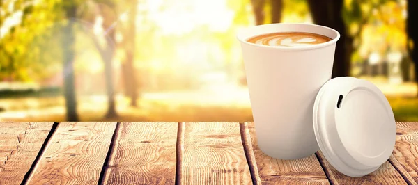 Кофе в белой чашке против деревьев — стоковое фото