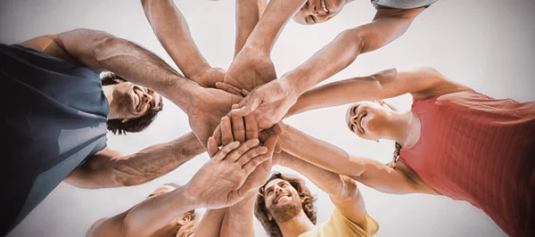 Amigos de pie con las manos apiladas — Foto de Stock