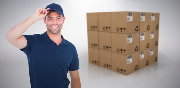 Homem de entrega feliz usando boné — Fotografia de Stock