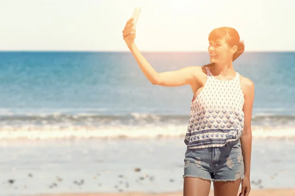 Sorrindo menina tomando selfie — Fotografia de Stock