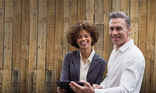 Pessoas de negócios posando com tablet digital — Fotografia de Stock